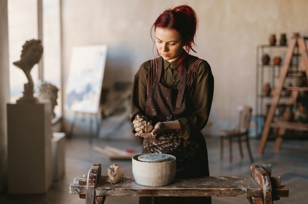 Quels sont les bienfaits des ateliers de sculpture sur bois pour la créativité et la motricité fine des seniors?