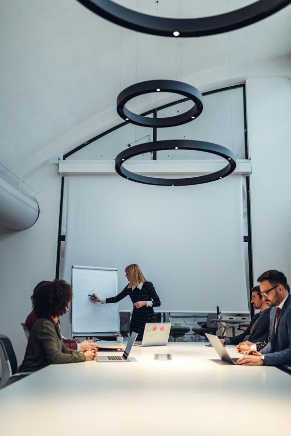 Quels sont les impacts des programmes de soutien par les pairs sur la gestion des symptômes de l'anxiété chez les jeunes adultes?