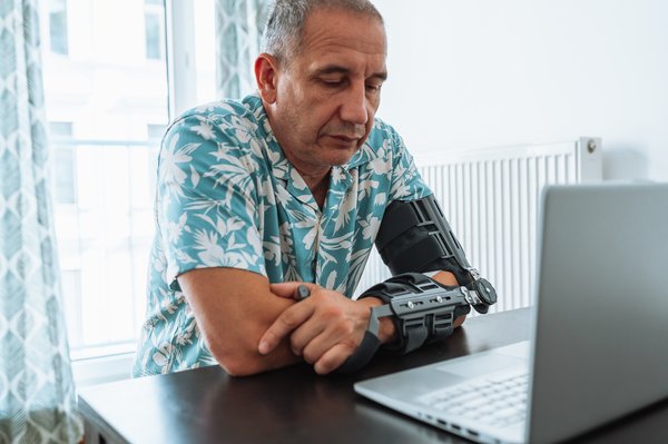 Attelle de bras et coude : votre alliée pour la douleur et la guérison